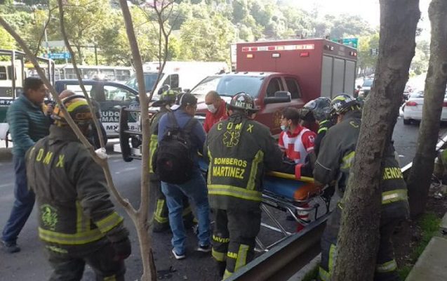 Camión de pasajeros se impacta contra varios vehículos en Cuajimalpa