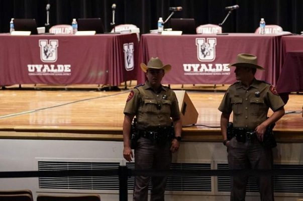 Despiden al jefe de policía de Uvalde por errores cometidos durante tiroteo en escuela