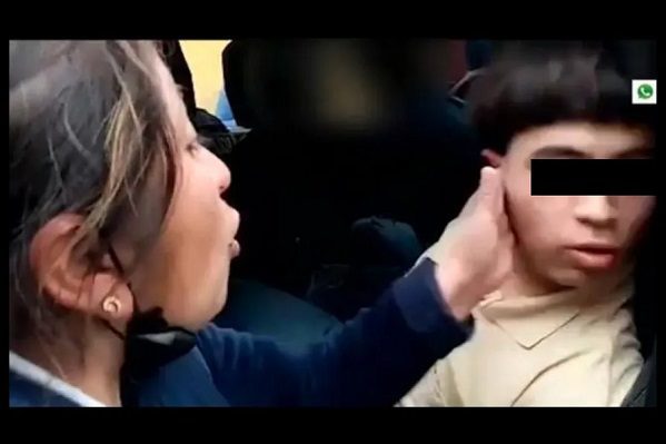 “¡Aprende a respetar!”: Madre da cachetadón a hijo tras ser detenido por robo #VIDEO