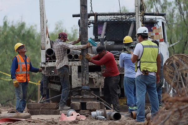 Familias rechazan plan del Gobierno para liberar a mineros en Coahuila; tardaría de 6 a 11 meses
