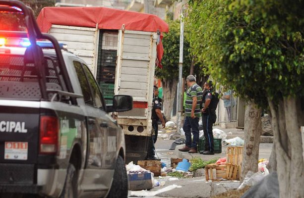 Niño muere en ataque a balazos en un tianguis de León, Guanajuato