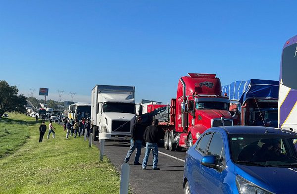 Transportistas bloquean la México-Pachuca en denuncia de asesinato de compañero