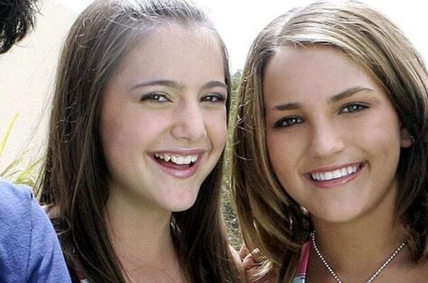 Alexa Nikolas, 'Nicole' en Zoey 101, protesta en las oficinas de Nickelodeon