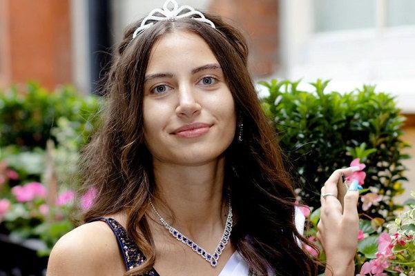 Miss Inglaterra se vuelve viral por competir sin maquillaje en el certamen