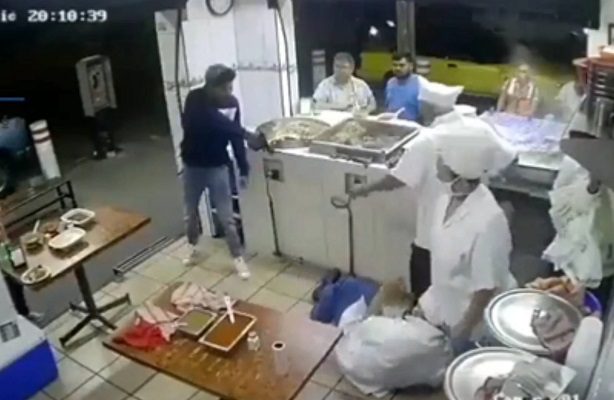 ¡Los tacos! Golpean a comensales y personal en taquería en Guadalajara #VIDEO