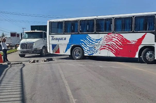 Transportistas mantienen bloqueo en la México-Pachuca; denuncian extorsiones y asesinatos
