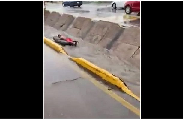 Joven aprovecha inundación para "surfear" en colchón inflable #VIDEO