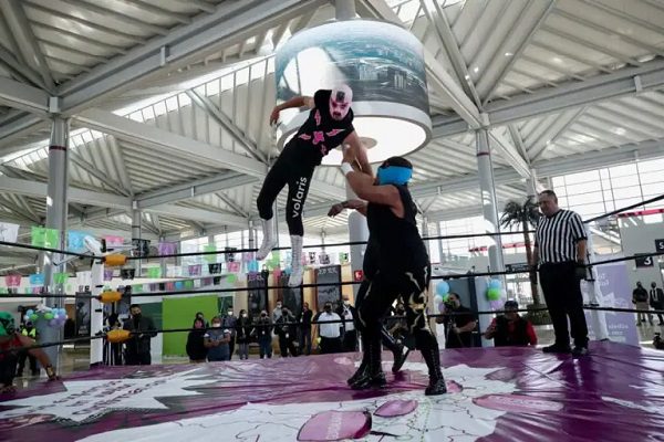 Volaris promociona el AIFA con show de lucha libre en la terminal #VIDEO