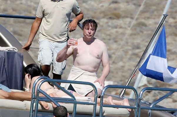 Elon Musk se dice a favor de que se siga extrayendo petróleo y gas