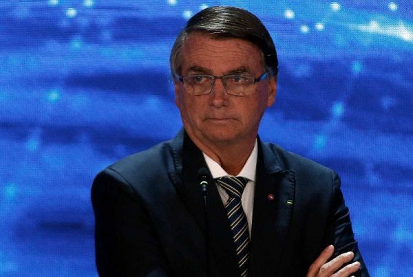 Jair Bolsonaro ofende a una periodista durante debate con Lula