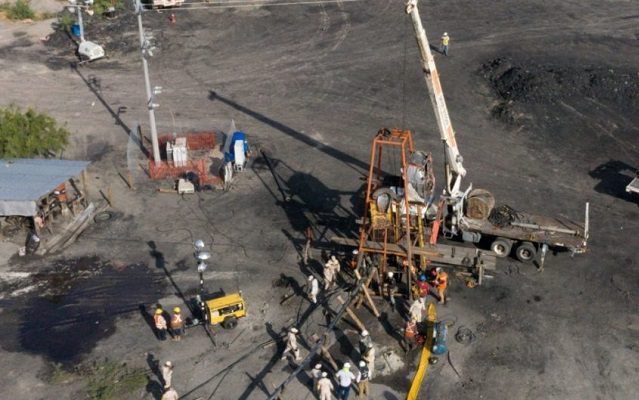 Familiares de mineros atrapados en Coahuila aceptan rescate que podría tardar 11 meses