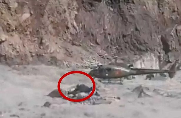 Así fue el rescate en helicóptero de un niño atrapado en caudal en Pakistán #VIDEO