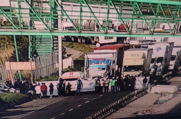 Bloquean Circuito Exterior Mexiquense por desaparición de una mujer en Chimalhuacán