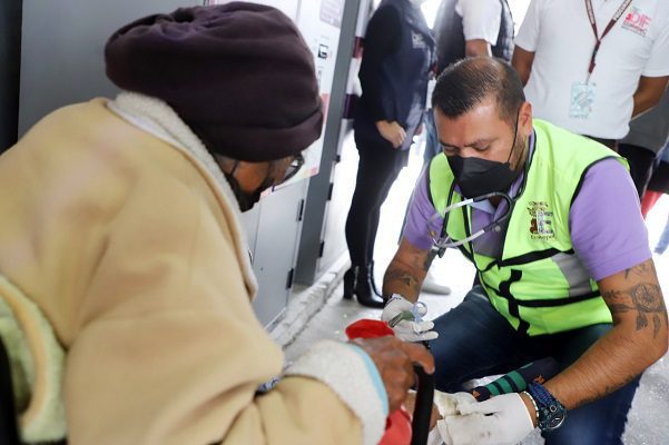 Abandonan a abuelita en estación del Mexibús en Ecatepec