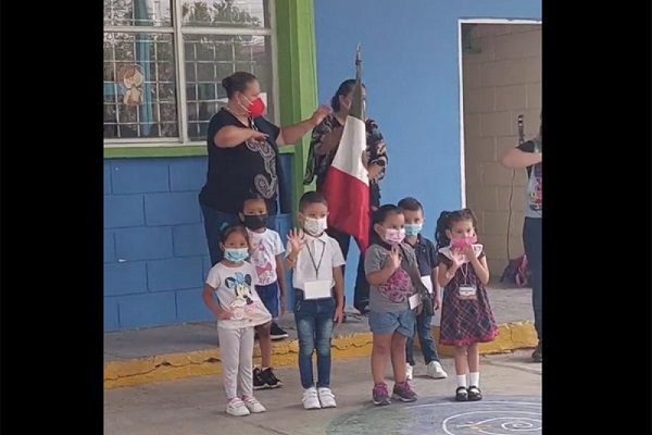 Niños "saludan" a la bandera de forma peculiar en el primer día de clases