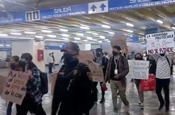 Estudiantes rechazados de la UNAM e IPN protestan en el Metro CDMX