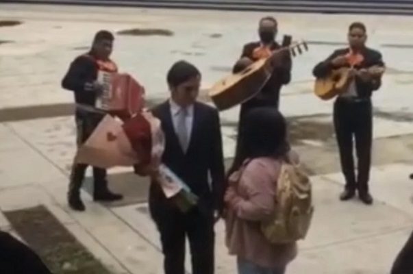 Declaración amorosa en universidad de Oaxaca termina en desastre #VIDEO