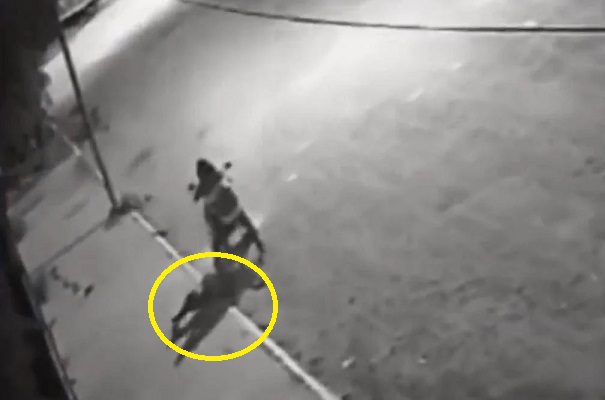 A bordo de una moto, abandonan cadáver en calles de SLP #VIDEO