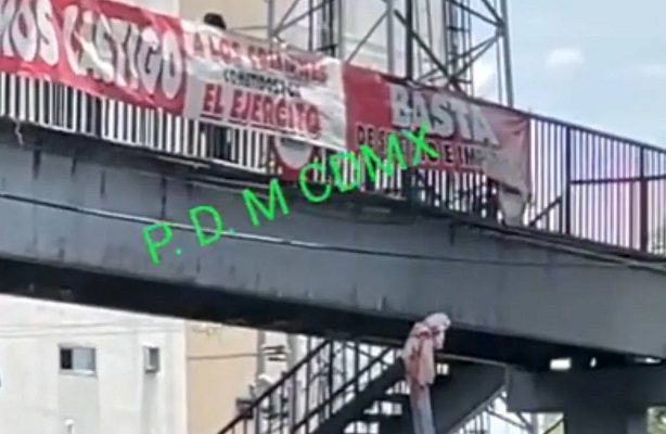 Cuelgan dos muñecos con mantas en puente de Periférico; los confunden con cadáveres