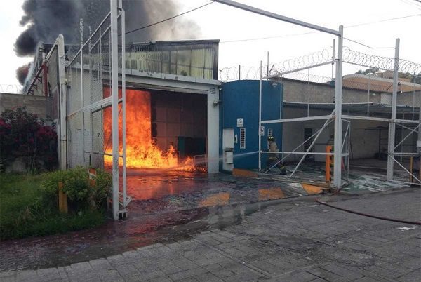 Explosión de tanque provoca incendio en una fábrica en Tultitlán #VIDEOS