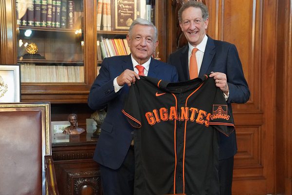 AMLO presume junta con directivos de las Grandes Ligas