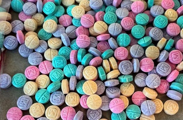 EE.UU. advierte aumento del consumo del “fentanilo arcoíris” entre los jóvenes