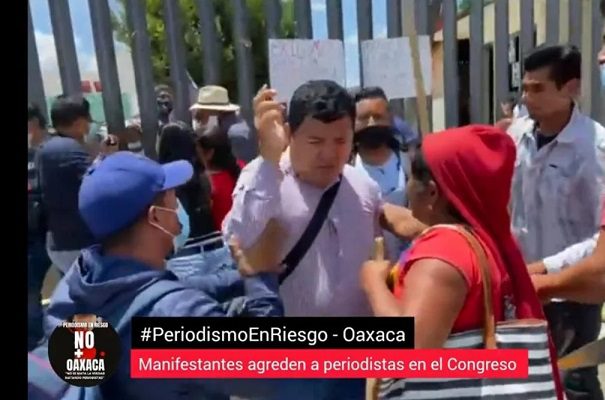 Pobladores agreden a dos reporteros en el Congreso de Oaxaca