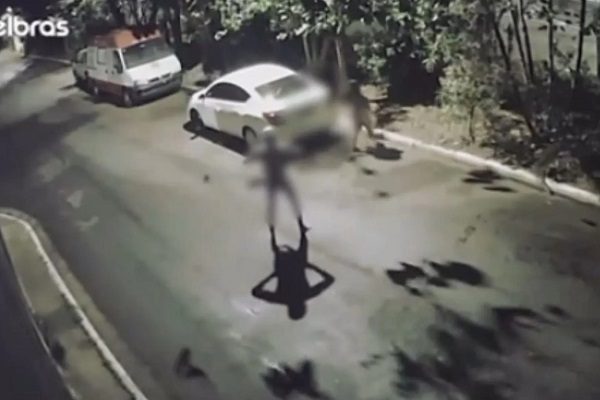 Asaltan a pareja y los sacan de su auto mientras tenían intimidad #VIDEO