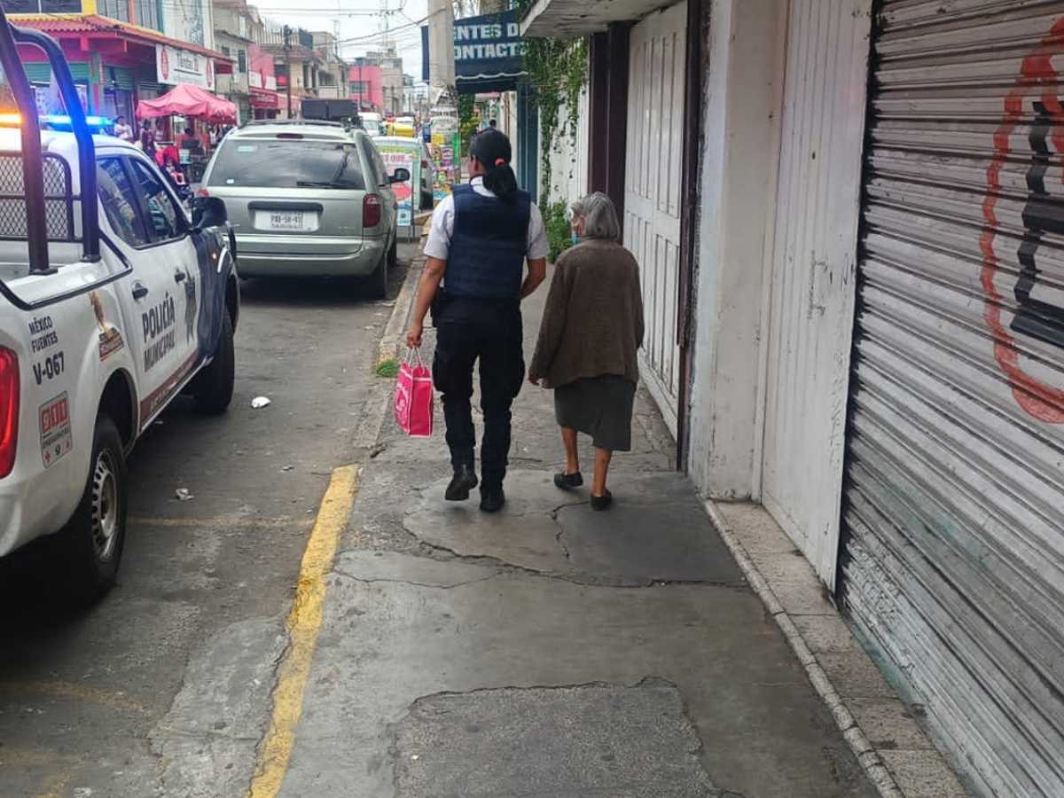 Abuelita se desmaya en la calle y policías la auxilian