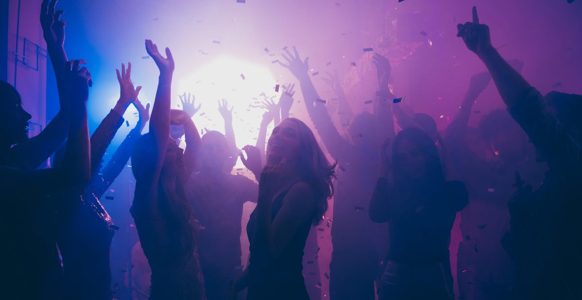 Antro de Australia prohíbe mirar a una persona sin previo consentimiento