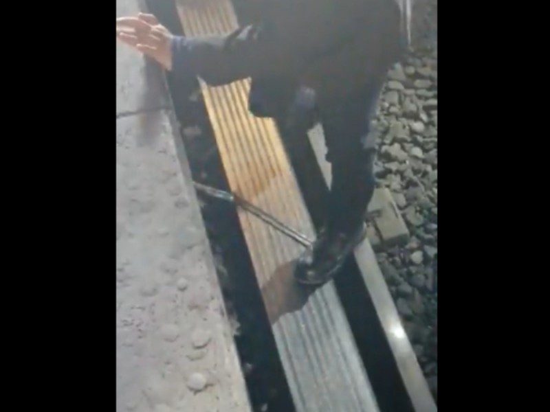 Bastón pegado en las vías del Metro Chabacano causa un corto