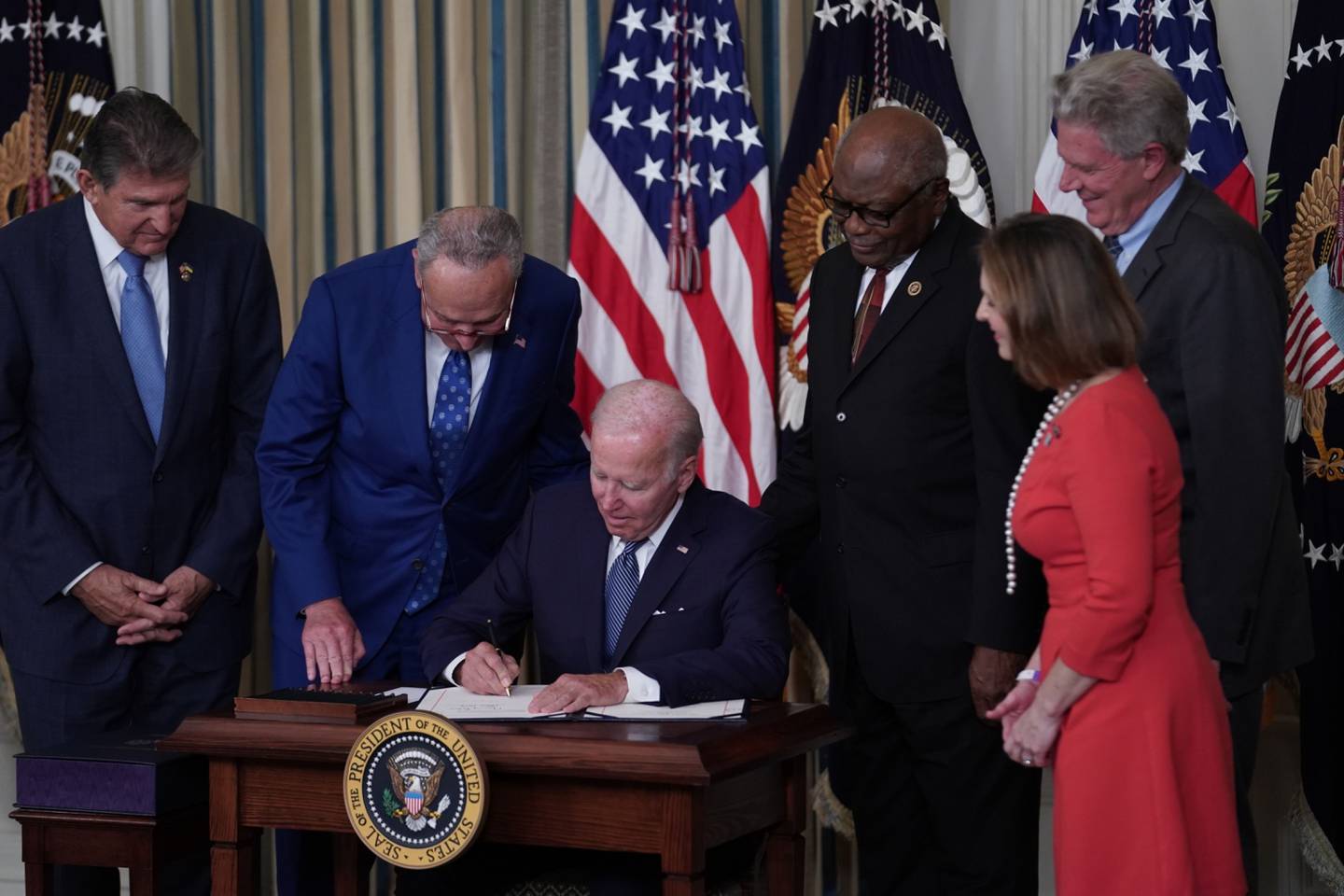 Biden firma proyecto de ley de clima, salud e impuestos