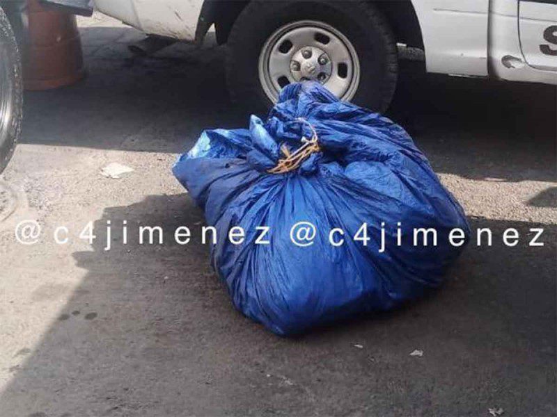 Cadáver envuelto en lonas en las calles de la colonia Morelos