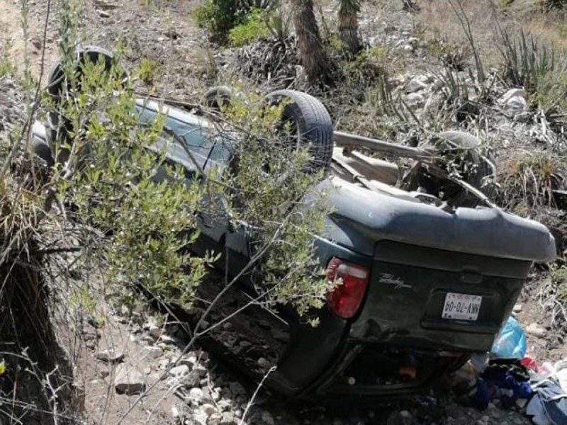 Caída a un barranco de una camioneta con una familia de turistas en Hidalgo