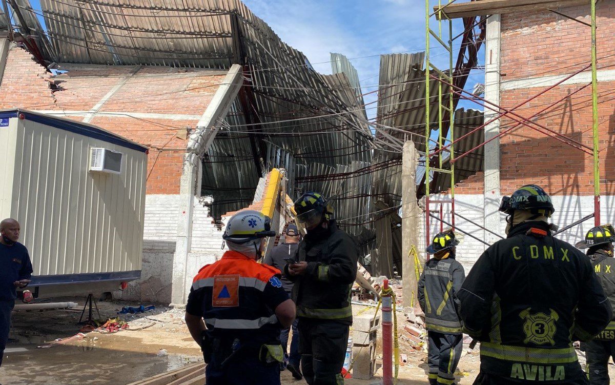 Caída de un techo y un muro en una bodega de Pantaco