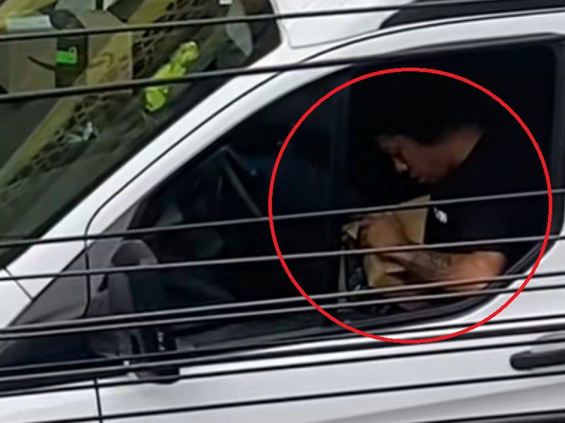 Captan a repartidores de Amazon intentando abrir un paquete