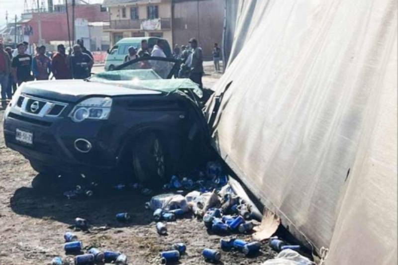 Choque entre tráiler y camioneta en Hidalgo