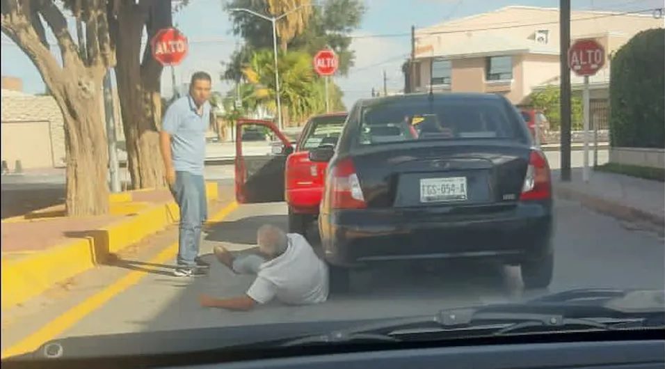 Conductor agrede a un adulto mayor en Torreón