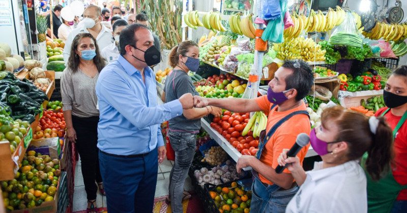 Cuauhtémoc Blanco recorre el mercado Adolfo López Mateos en Cuernavaca