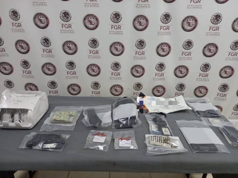 Detienen a tres en Monterrey con armas, droga y más de 9 mil dólares