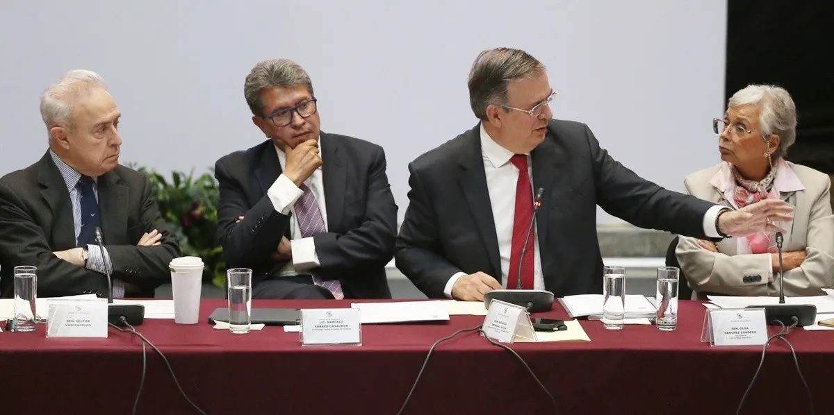 Ebrard en la plenaria de senadores de Morena