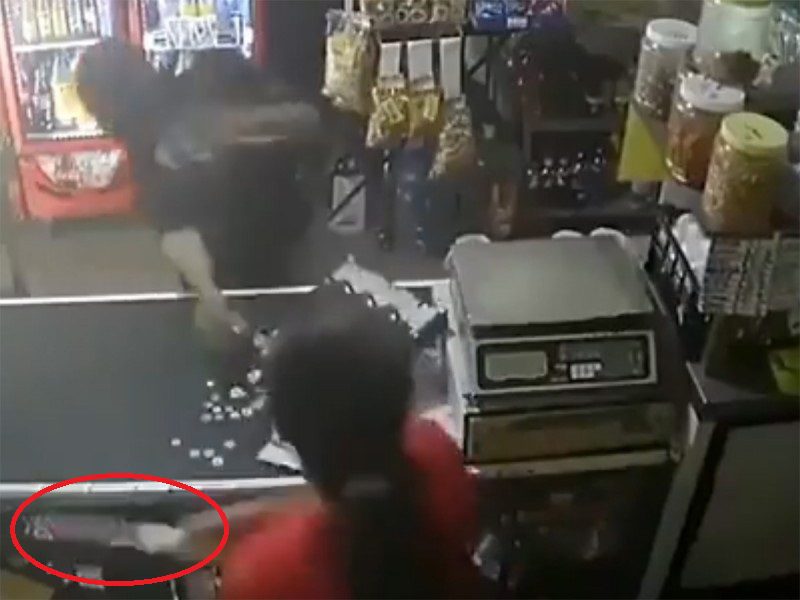 Empleada de una tienda de abarrotes le corta la cara a un ladrón