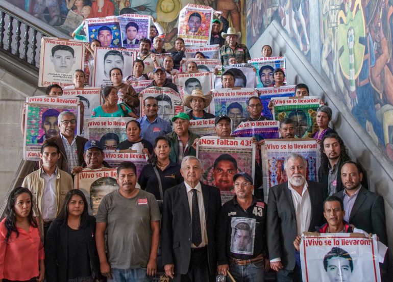Familias de los 43 estudiantes de Ayotzinapa