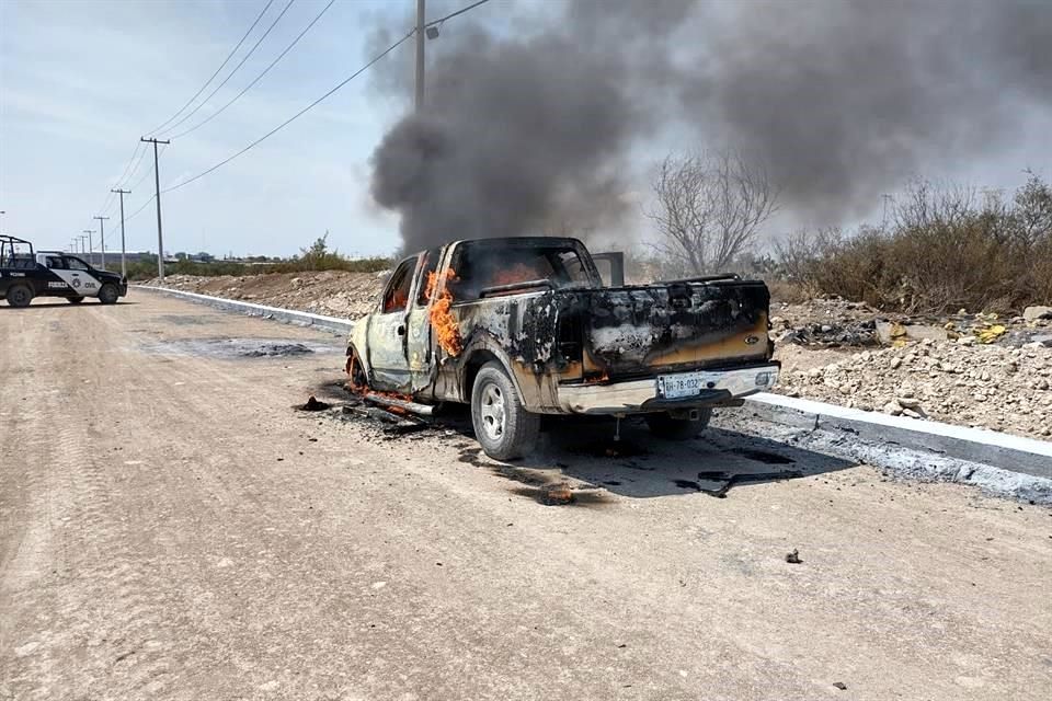 Hallan cuerpo calcinado dentro de una camioneta en Apodaca, NL