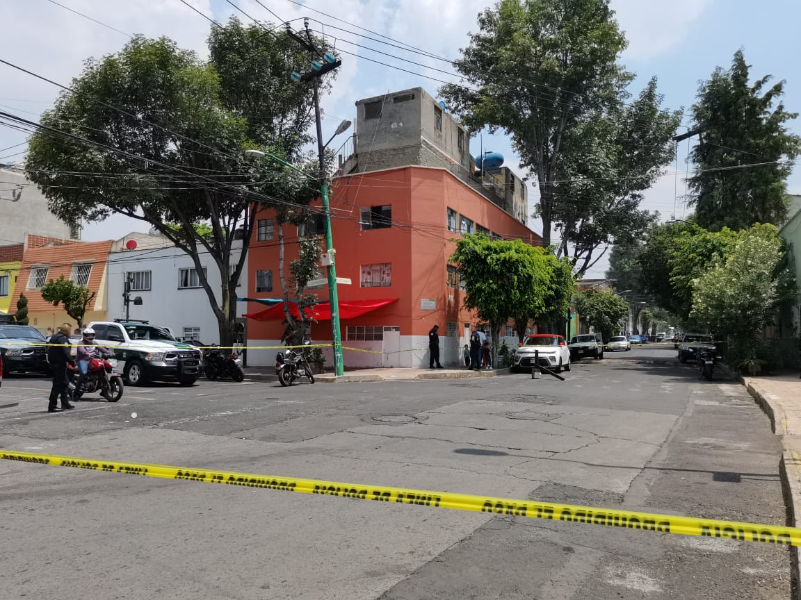 Hallan un cuerpo dentro de un vehículo estacionado en la Miguel Hidalgo