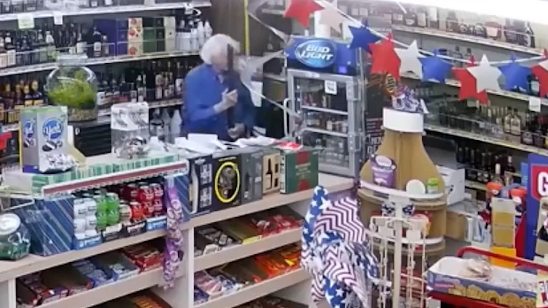 Hombre de 80 años evita robo en su tienda con una escopeta