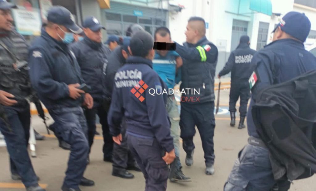 Hombre detenido por tomar como rehenes a los clientes de un OXXO de Edomex