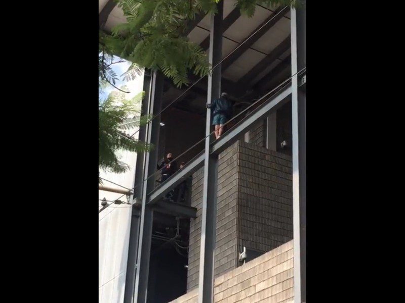 Hombre intenta suicidarse en el Metro Rosario