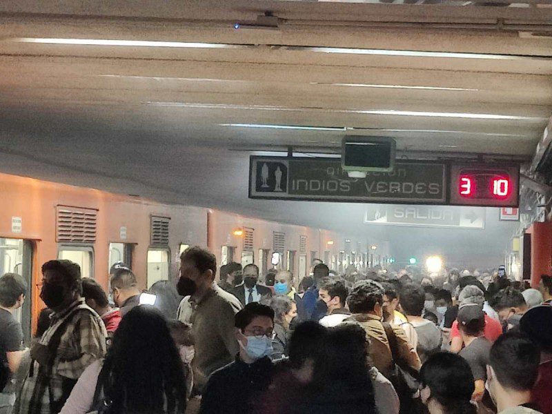 Humo en estación División del Norte de la Línea 3 del Metro
