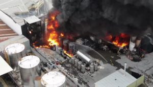 Incendio consume una bodega de Parque Industrial Mitras en NL #VIDEO